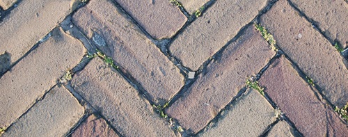 Foto: Straße mit Ziegelsteinen gepflastert