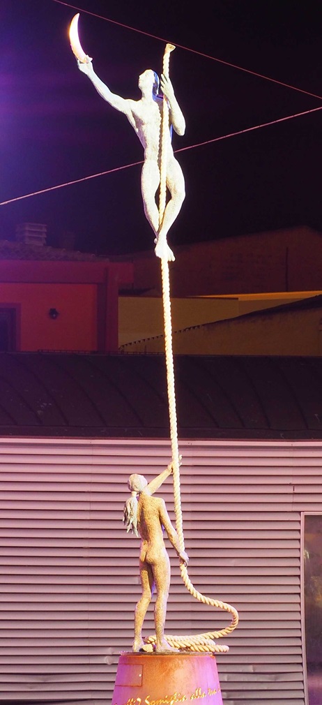 Foto: Ein Mensch klettert an einem Seil hoch, das nur unten gehalten wird.